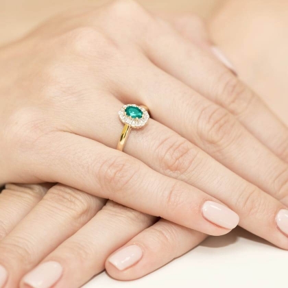 Pierścionek na zaręczyny ze Szmaragdem 0,40ct i Brylantami ze złota próby 585. W-0304SZM